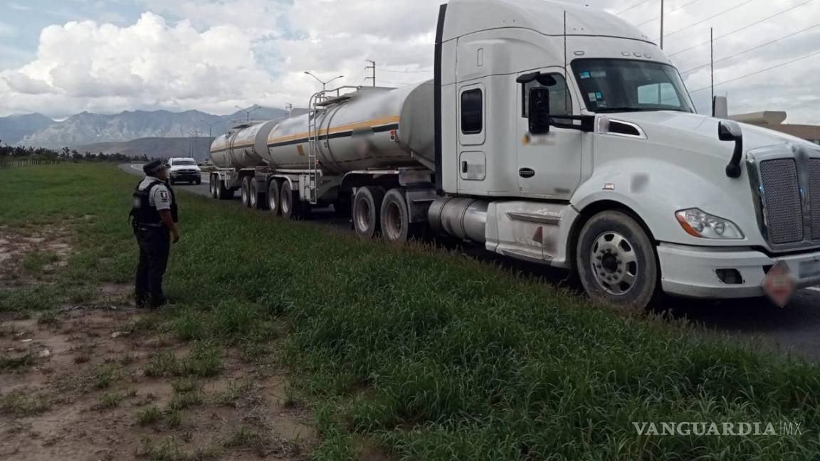Recupera Guardia Nacional tráiler cargado con gasolina en Carretera Monterrey-Saltillo