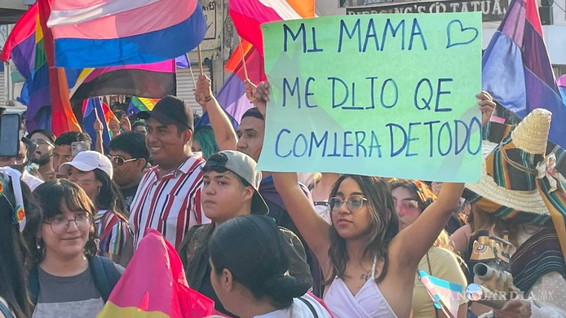 $!Carros alegóricos, pancartas y muchas banderas pintaron las calles de la ciudad este 10 de junio.