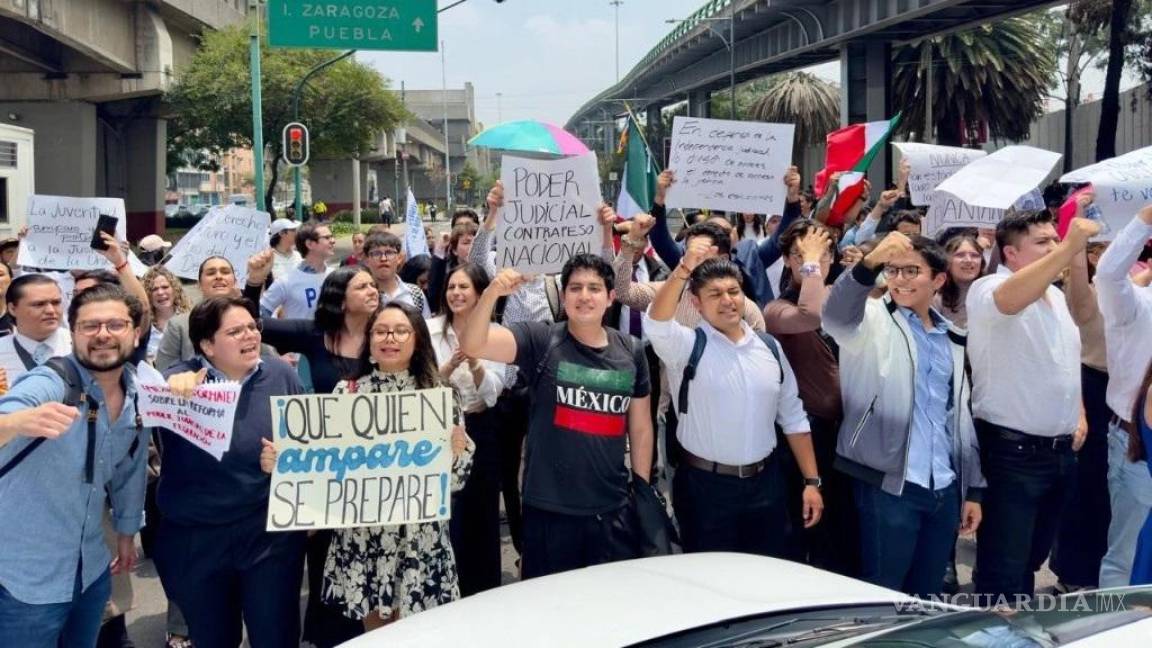 Estudiantes marcharon en apoyo a la reforma judicial