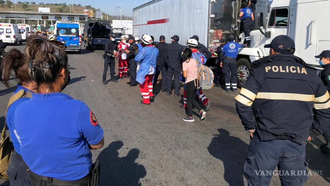 Detienen en el Circuito Exterior Mexiquense a tráiler con 168 migrantes