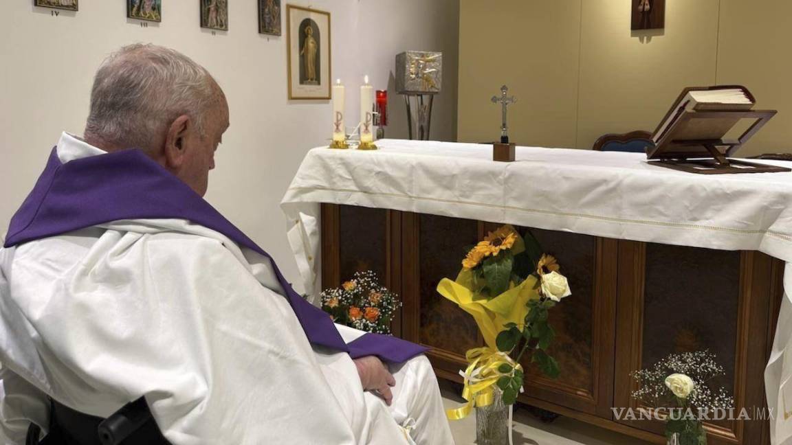 El Vaticano difunde foto del Papa celebrando misa en capilla del hospital