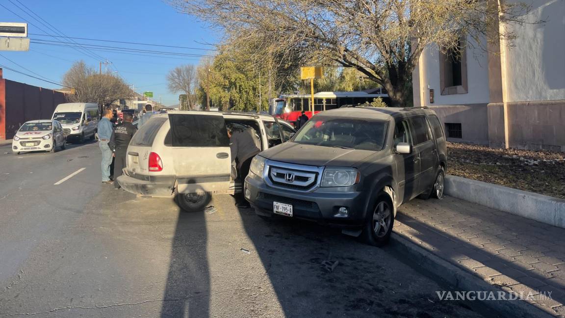 Choque múltiple frente a Presidencia de Saltillo deja 3 vehículos dañados