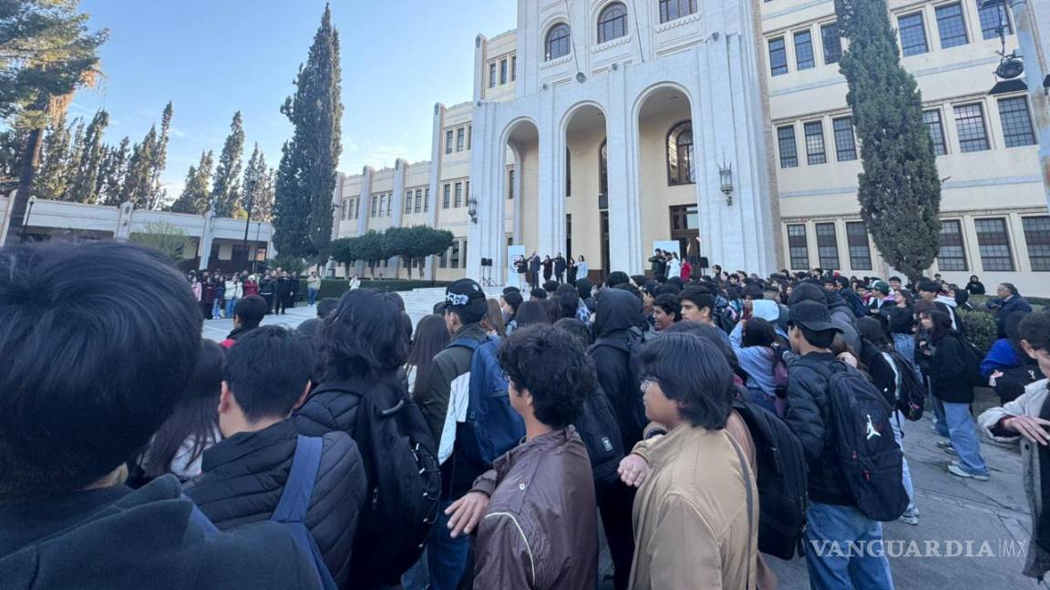 $!Alumnos de la Ateneo Fuente rinden honores a la bandera.