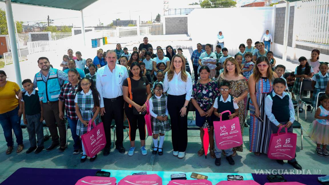 $!Luly López Naranjo, presidenta honoraria del DIF Saltillo, ha encabezado las brigadas médicas en escuelas y colonias.