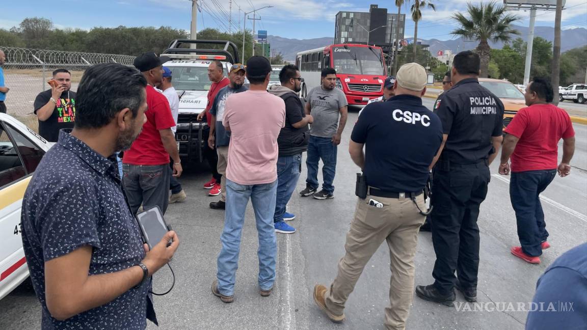 Policías de Saltillo detienen a taxista ante denuncia de robo falsa