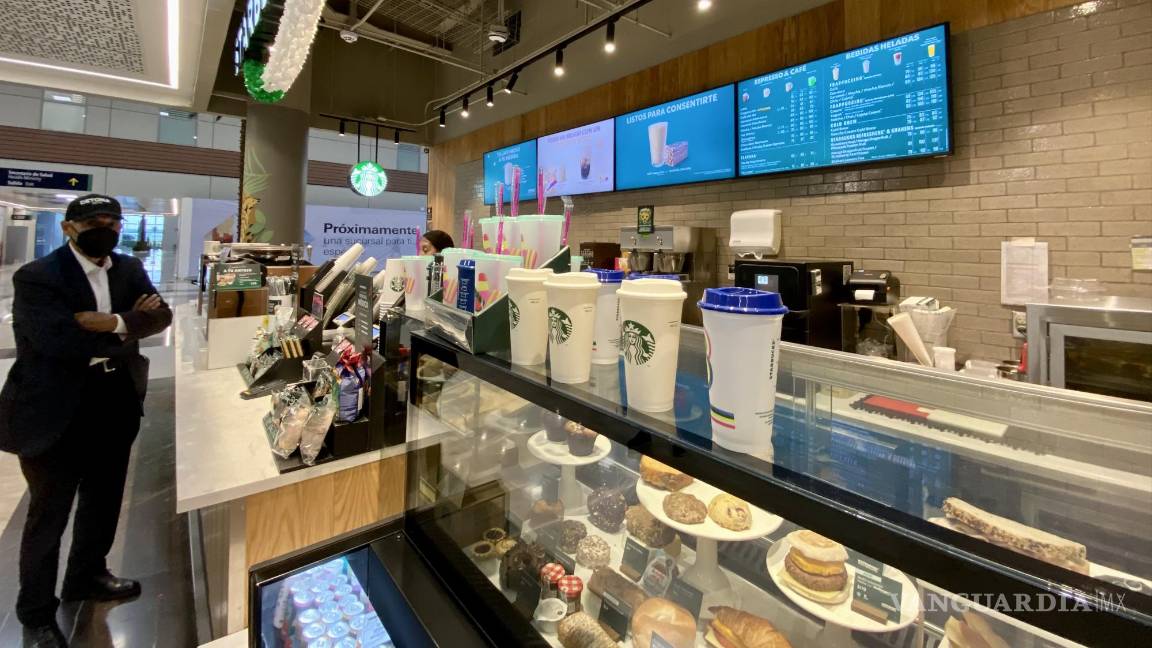 $!Más meseros que pasajeros.