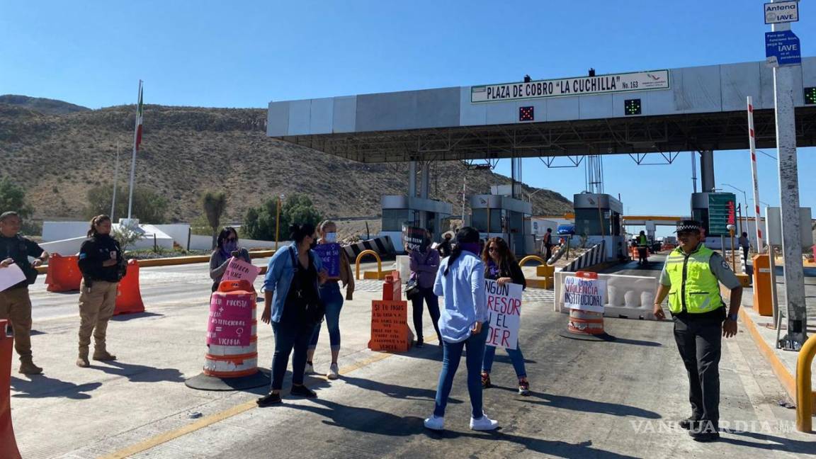 Mujer bloquea accesos a caseta en la Torreón-Saltillo; expareja le quitó a sus hijos