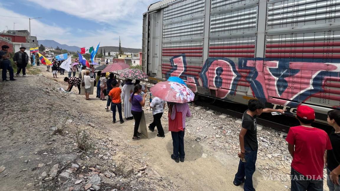 $!El Viacrucis fue también una muestra de gratitud hacia la comunidad que ha respaldado albergue durante décadas.