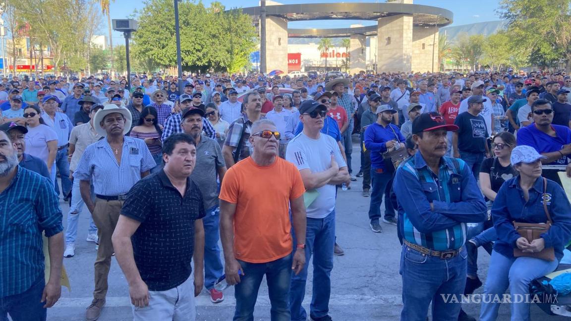 Marchan trabajadores de AHMSA, alcaldes y empresarios; exigen que Ancira concrete venta de la empresa