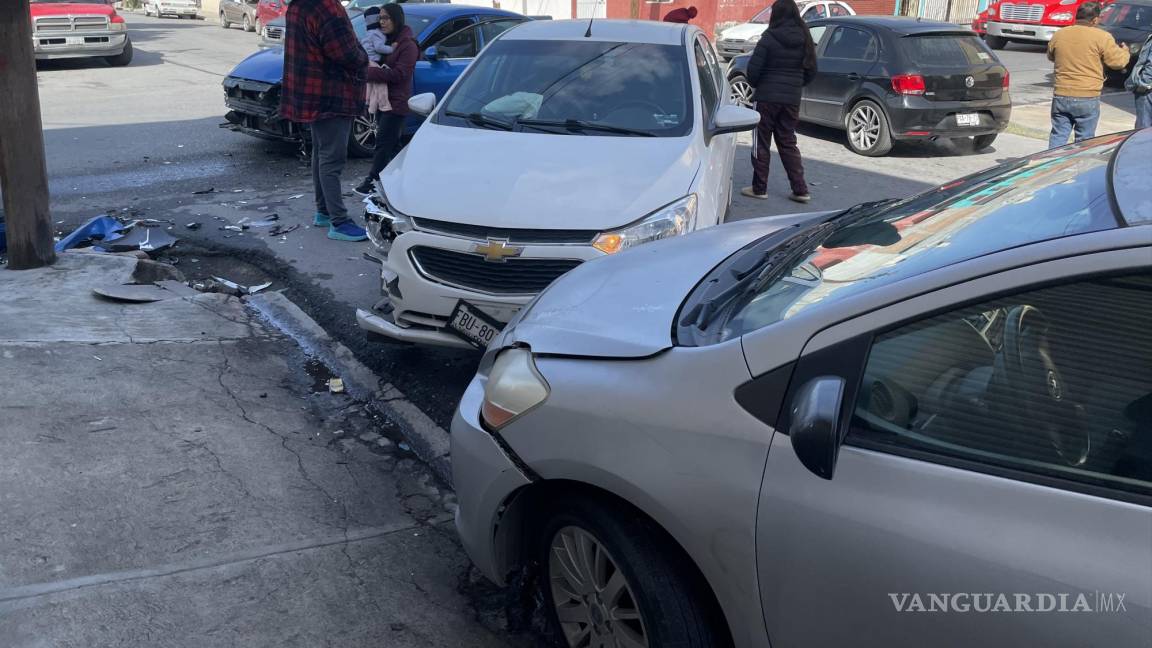 Chocan tres vehículos en céntrica zona de Saltillo; no hubo lesionados
