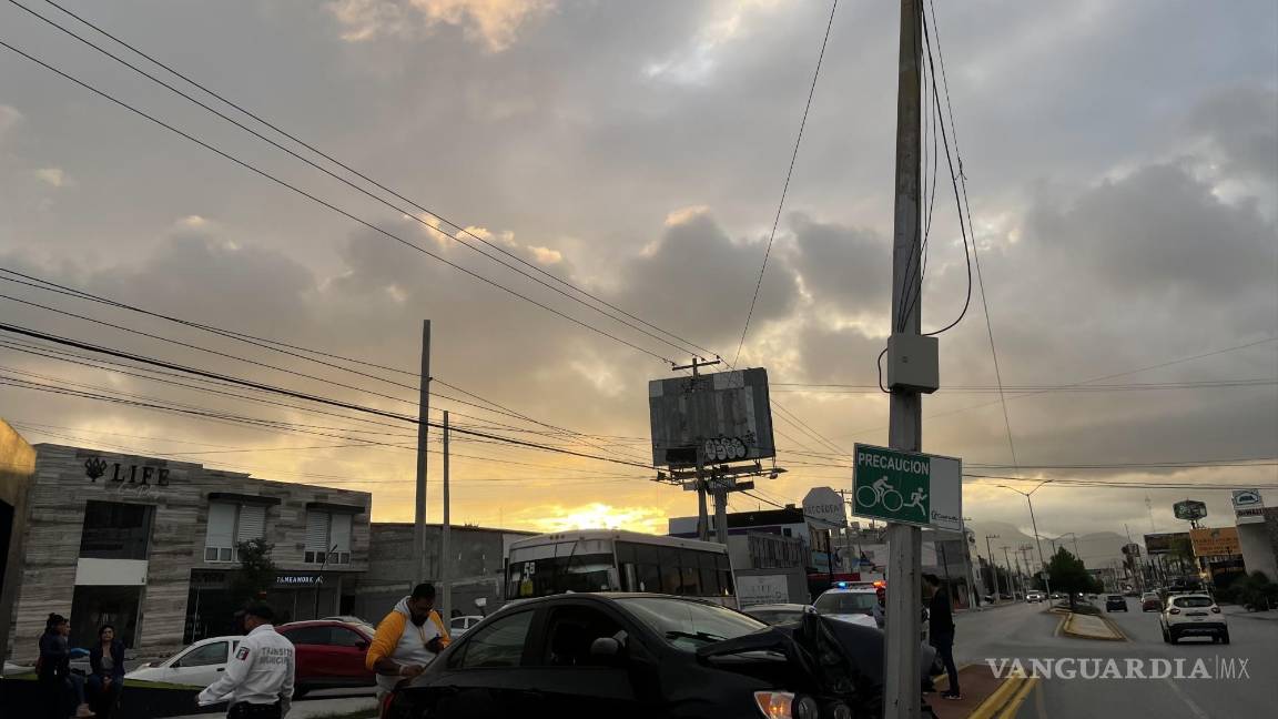 Por ir a exceso de velocidad, vehículo se estrella contra luminaria y casi la derriba en Saltillo