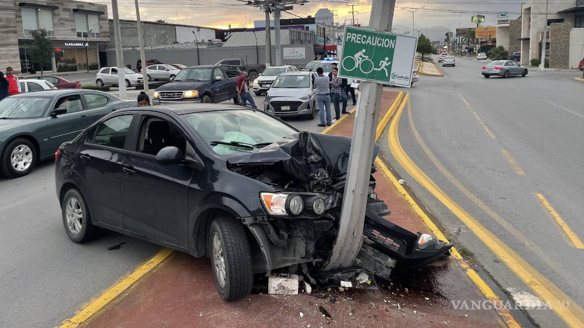 Por ir a exceso de velocidad, vehículo se estrella contra luminaria y casi la derriba en Saltillo