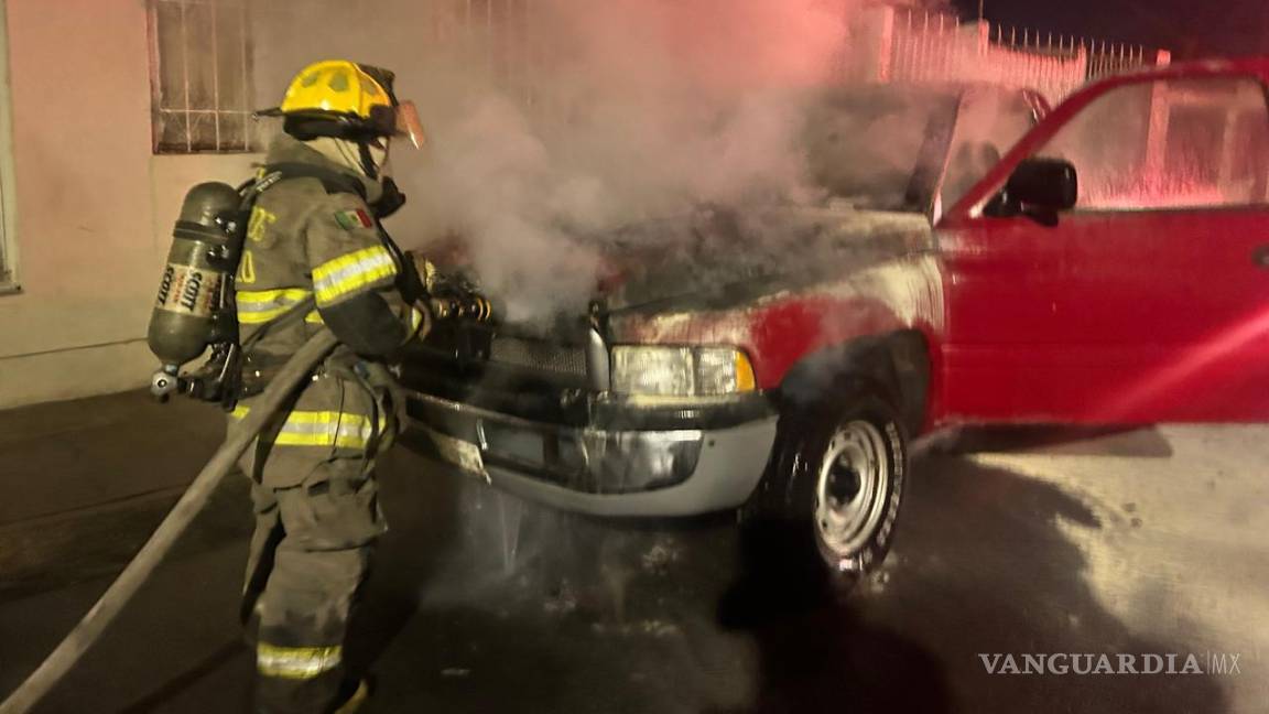 Se le incendia camioneta en plena madrugada, al sur de Saltillo