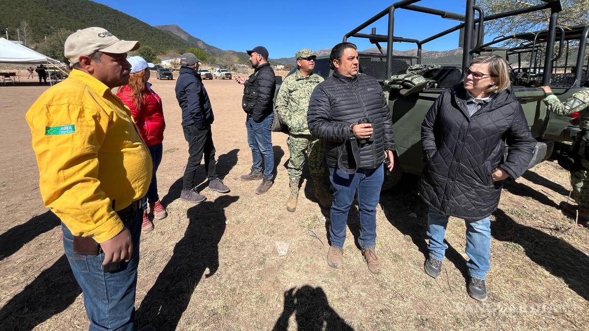 $!Brigadistas y voluntarios trabajan en la zona afectada en El Tunal, Arteaga, combatiendo el fuego desde distintos frentes para evitar su propagación.