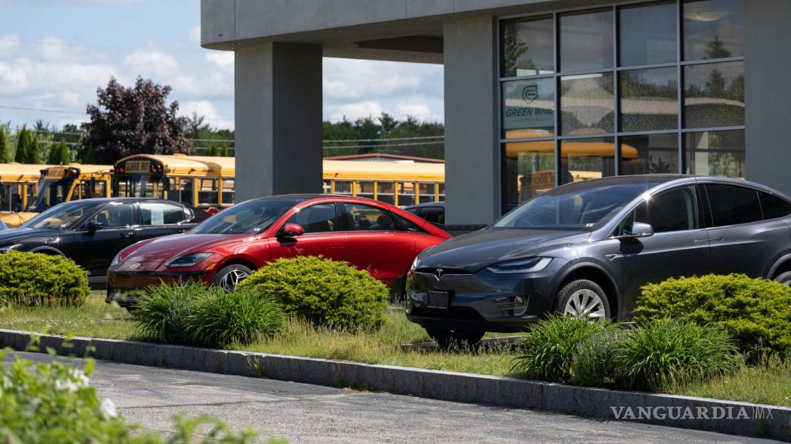 $!Vehículos eléctricos a la venta en una concesionaria de Green Wave Electric Vehicles en North Hampton, Nuevo Hampshire.