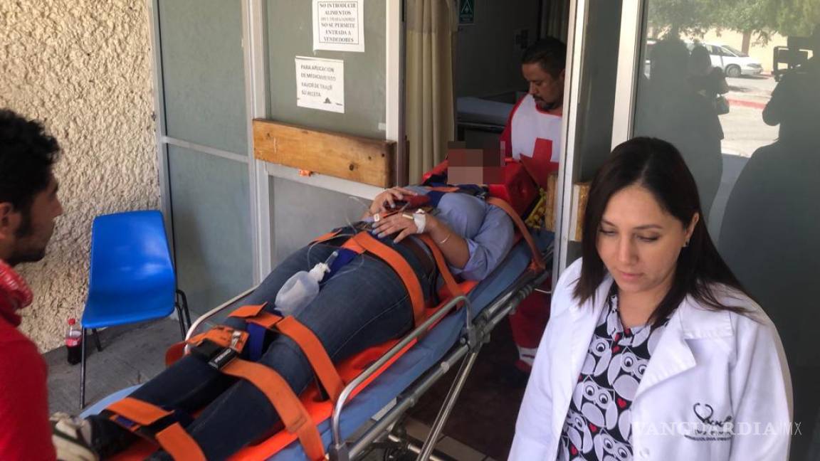 Llanta se le poncha y sufre aparatosa volcadura en carretera Torreón-Saltillo; mujer se dirigía a trabajar