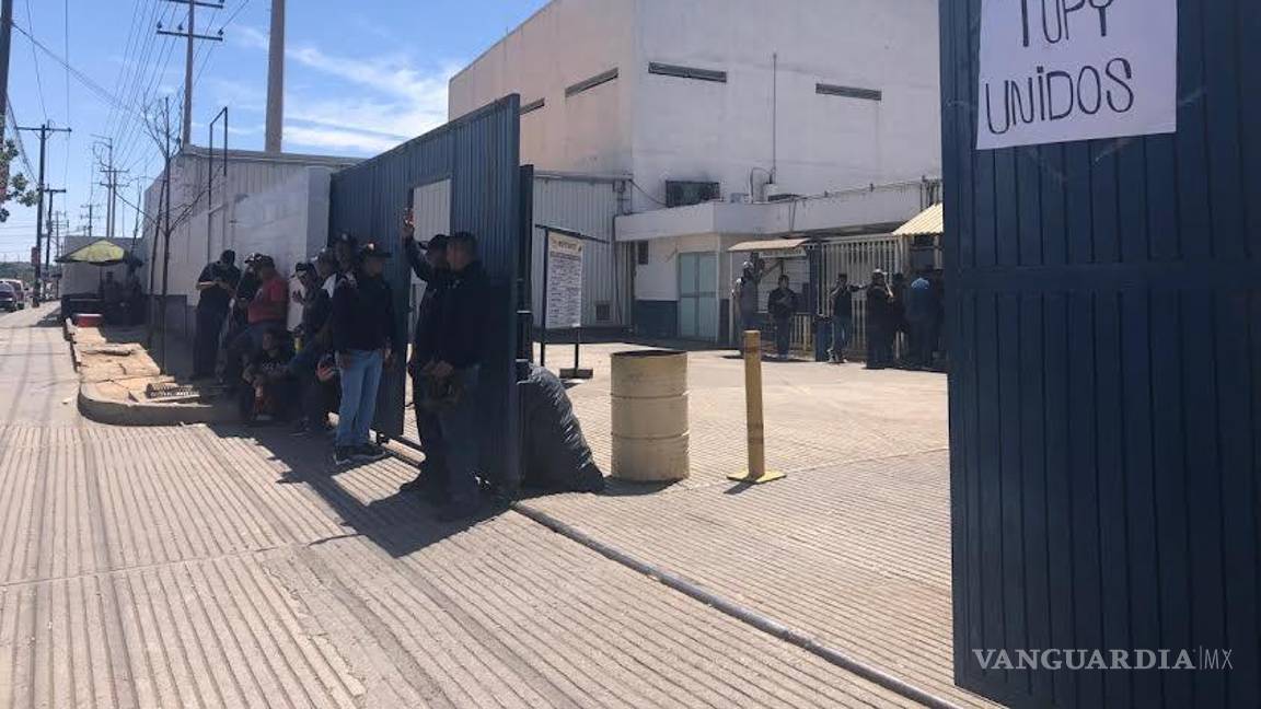 $!Trabajadores mantienen el control de la entrada de la planta ante la vigilancia de corporaciones de seguridad.
