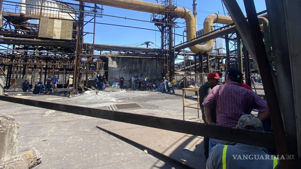 Coquizadora a horas de apagarse en AHMSA; obreros continúan protesta y empresa no paga salarios