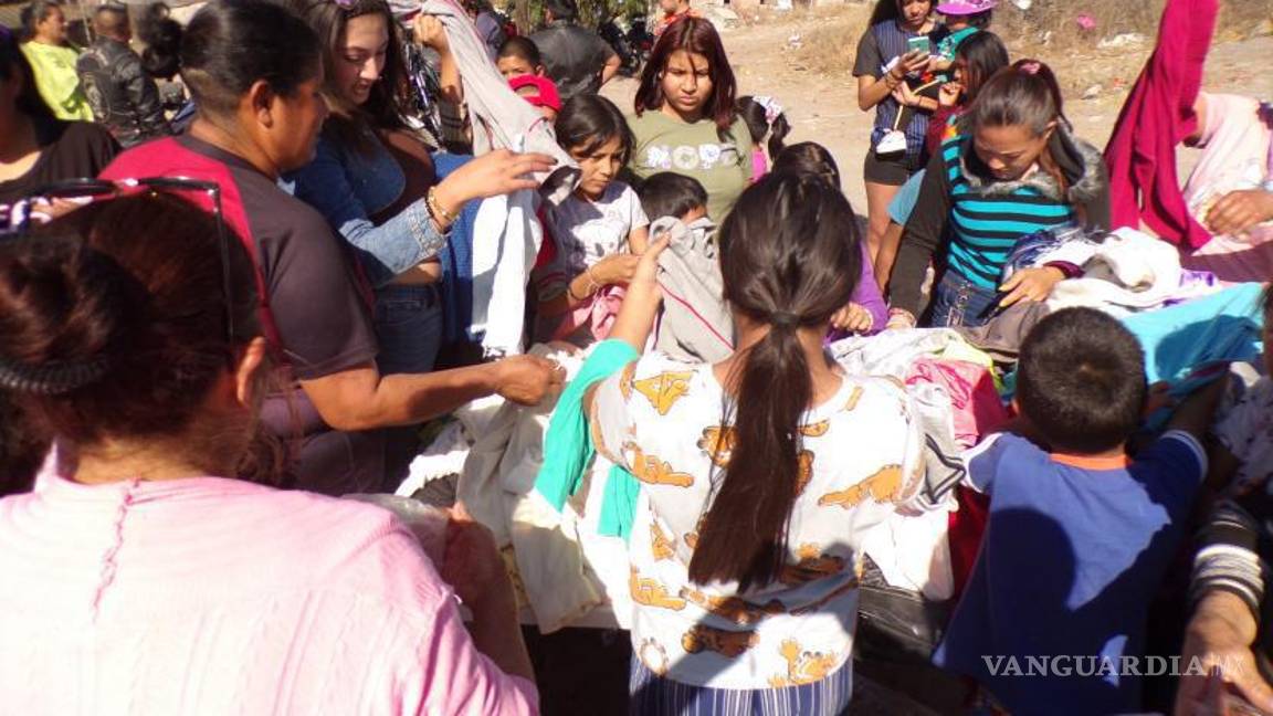 $!Niños felices corren por dulces tras romper las piñatas de colores en esta peculiar fiesta de Reyes.