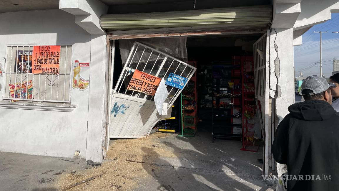 Madre pierde el control de su vehículo y choca contra ‘tiendita’ en Saltillo