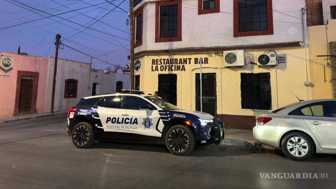 Fallece ‘echando copa’ en La Oficina, bar de Saltillo