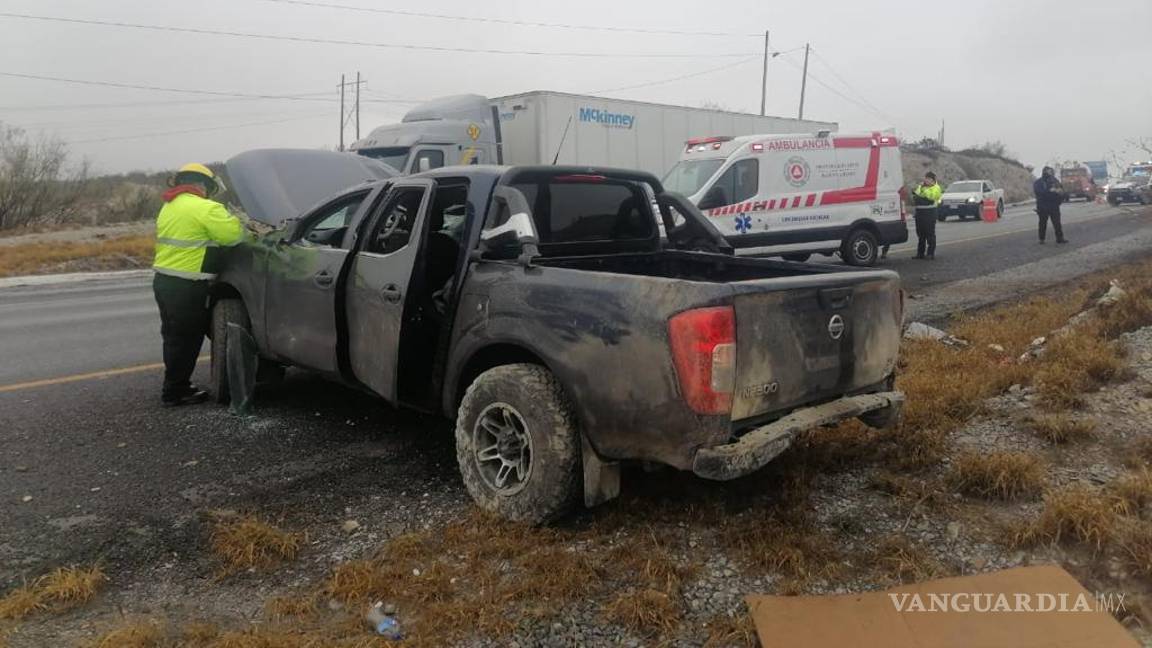 Por mal clima y pavimento mojado, jóvenes de Monclova se vuelcan en la Sal-Mon