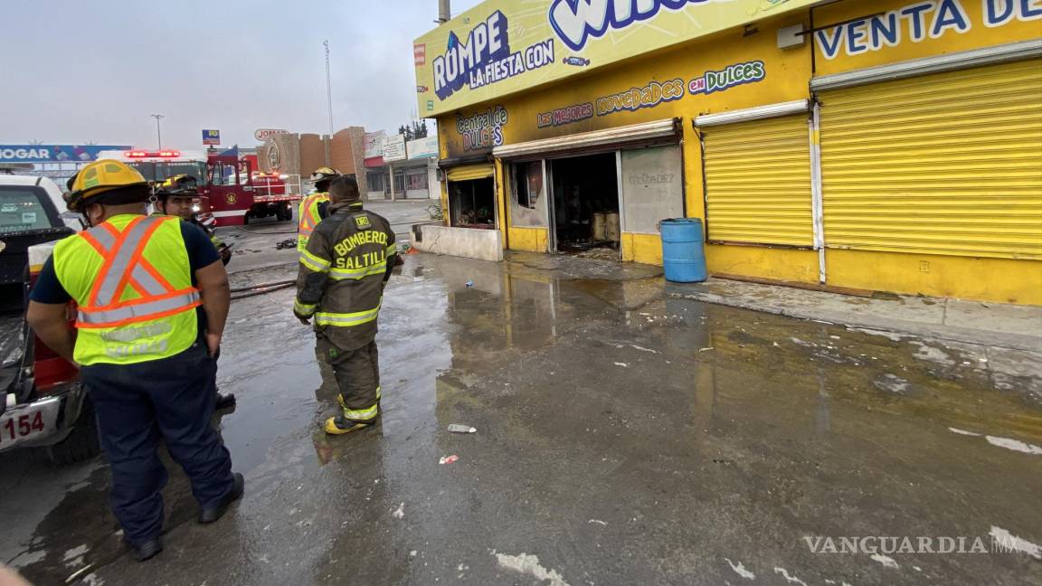 Incendio arrasa con dulcería al sur de Saltillo; corto circuito, posible causa