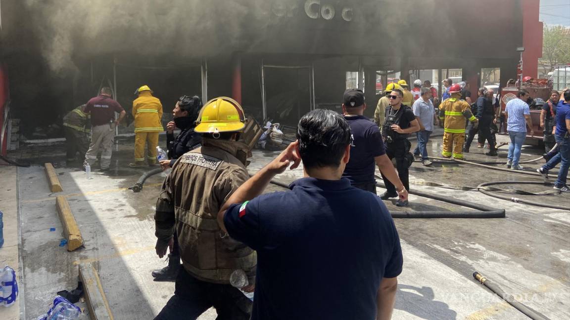 Cortocircuito ocasiona incendio y arrasa con tienda Super Colchones en Monclova