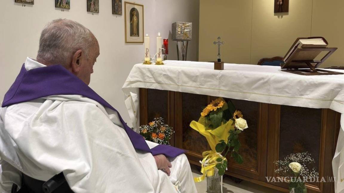 $!El papa Francisco se asomará desde la ventana de su apartamento en el hospital Gemelli en la que será su primera aparición pública desde su ingreso, hace 37 días.