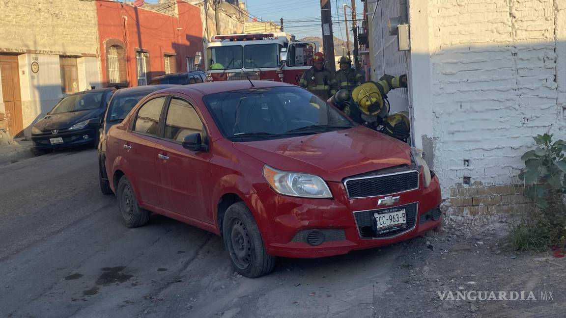 Camioneta impacta autos de manera intencional en el centro de Saltillo; origina fuga de gas (videos)