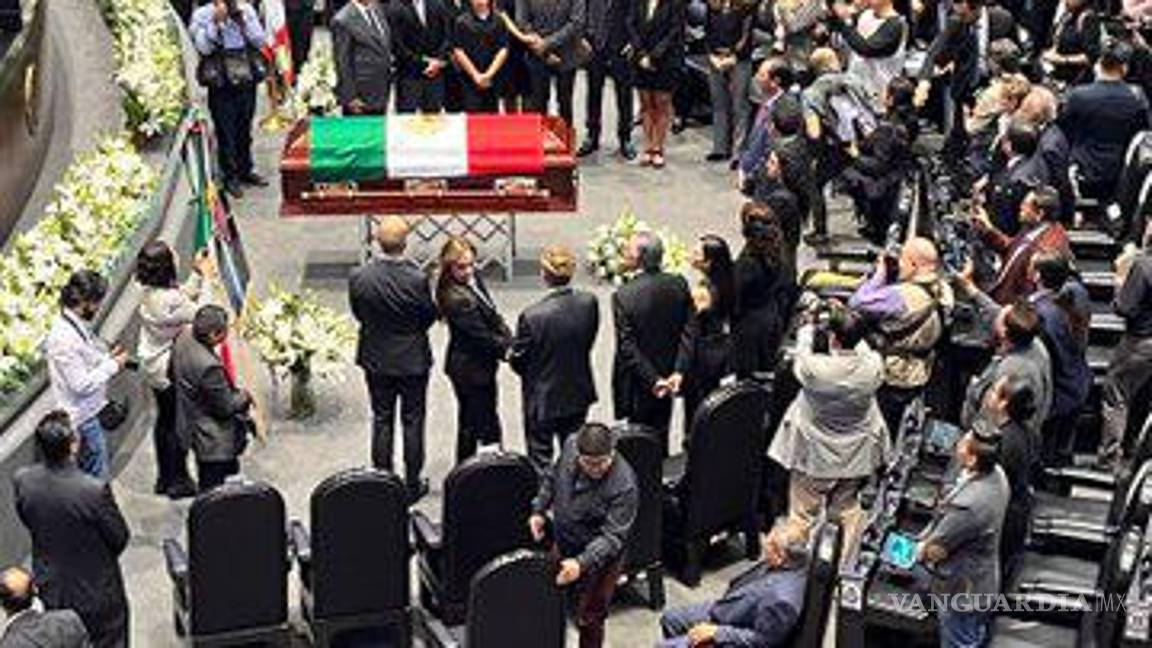 $!Ante pocos diputados, rinden homenaje de cuerpo presente a Muñoz Ledo en San Lázaro