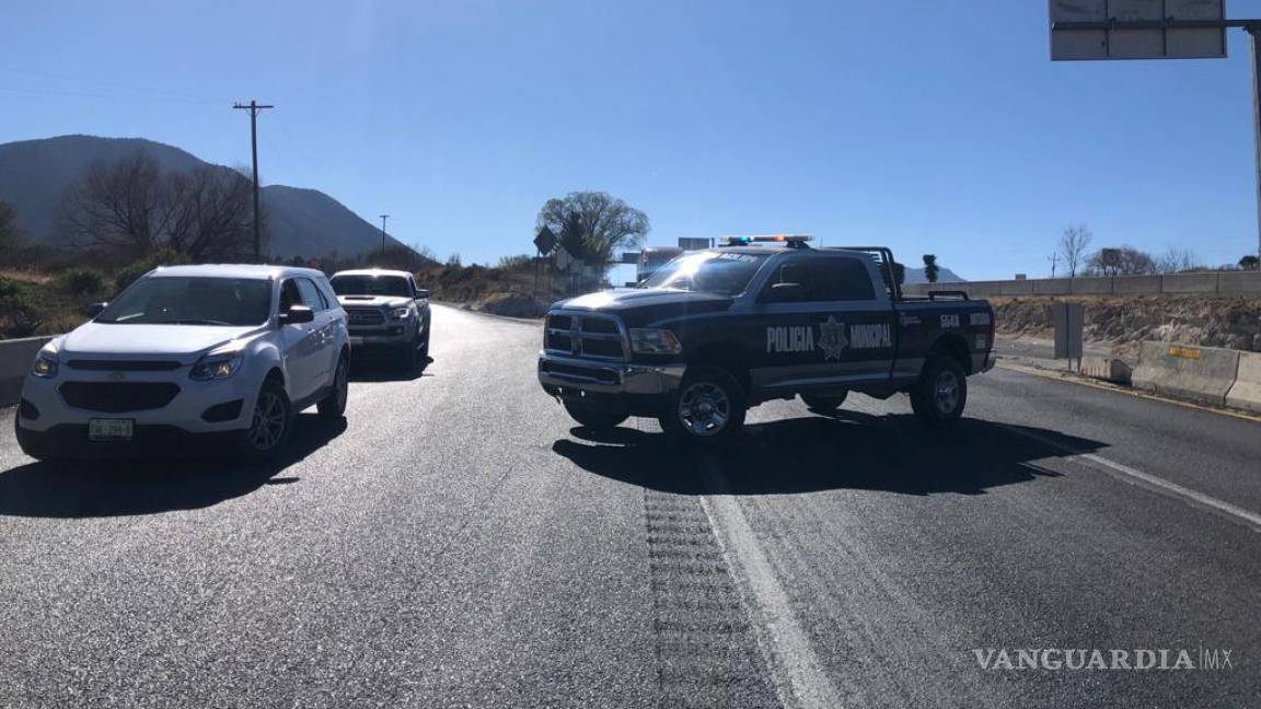 $!Autoridades de Policía Municipal de Arteaga se encargaron del resguardo de la carretera.