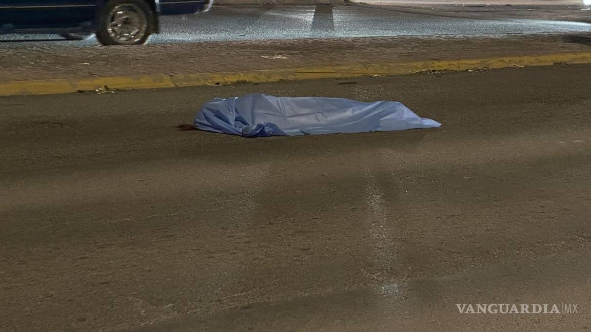 $!Socorristas de la Cruz Roja llegaron al lugar, pero confirmaron el fallecimiento de la mujer minutos después.