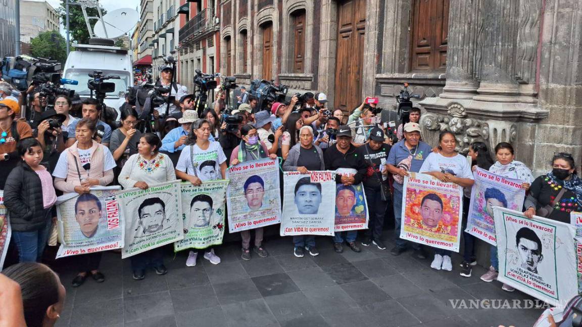 Padres de Ayotzinapa, decepcionados con AMLO por su defensa al Ejército
