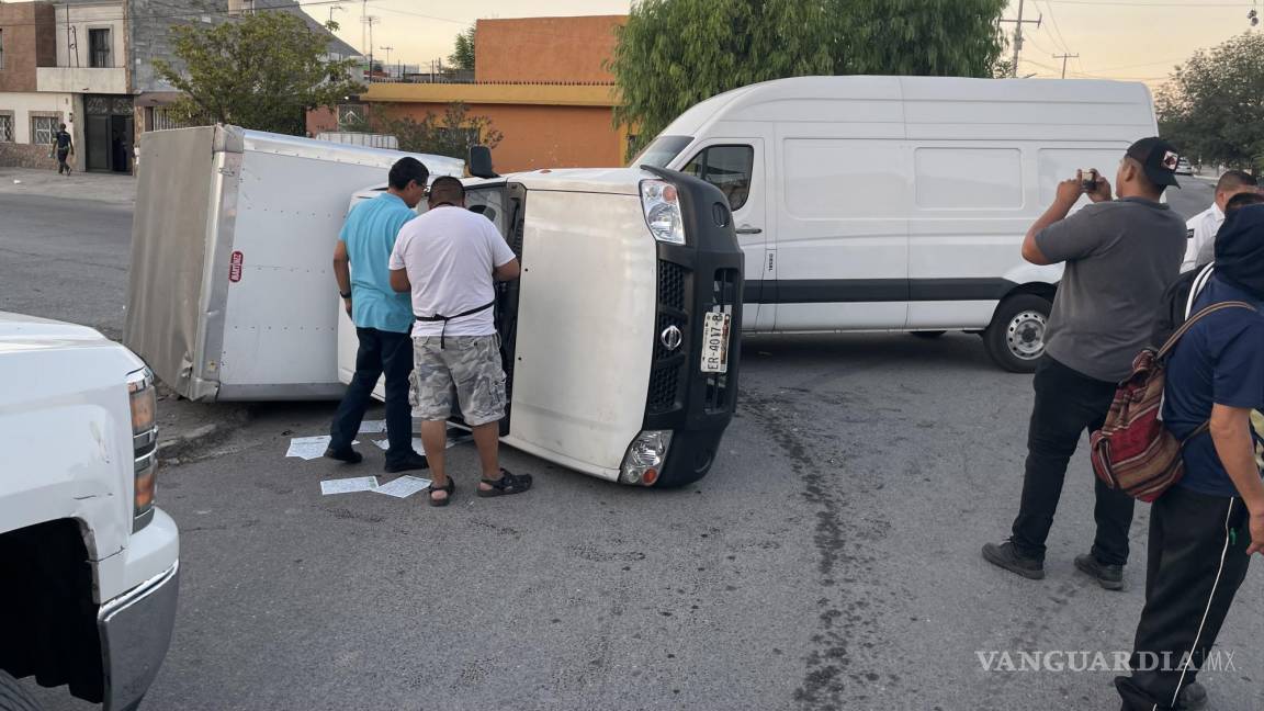 Choque con volcadura en colonia Guayulera: Ocurre aparatoso accidente en Saltillo