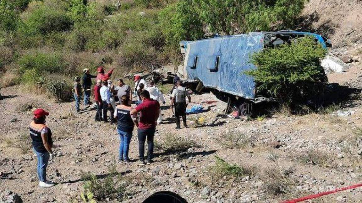 $!Cae a barranco autobús que transportaba migrantes en San Luis Potosí; hay 6 muertos