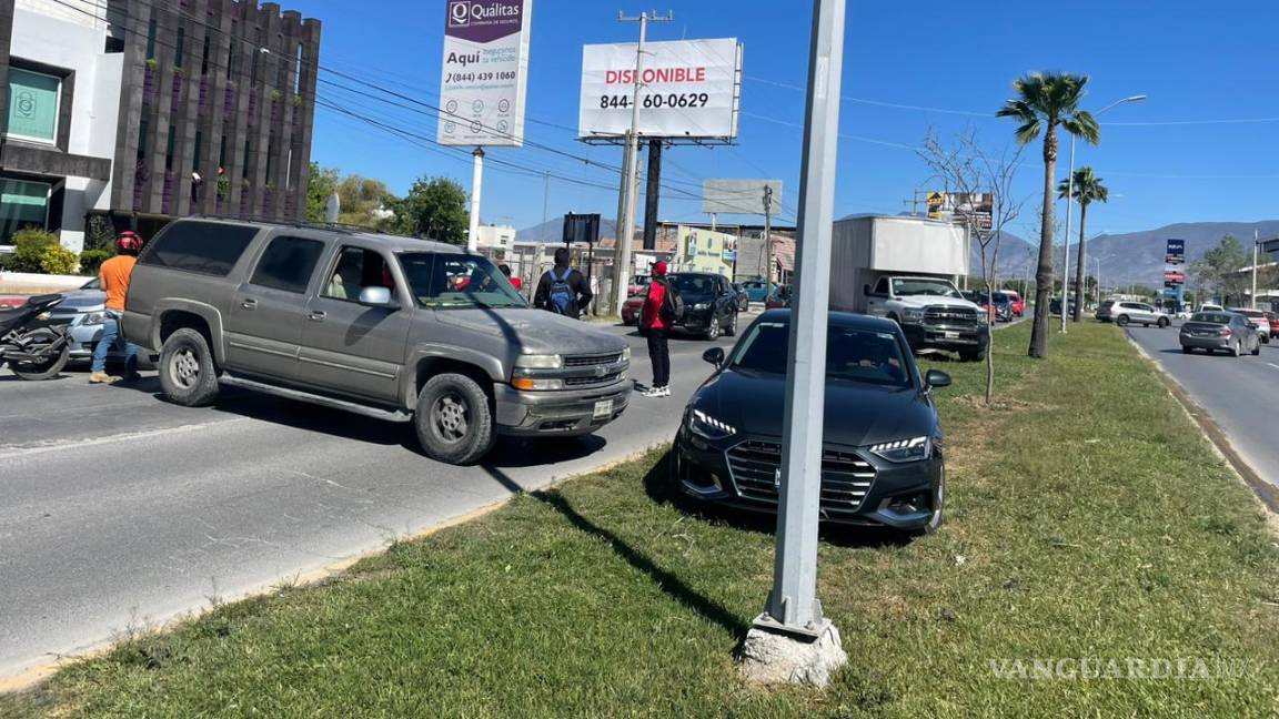 Bloquean bulevar Luis Donaldo Colosio al norte de Saltillo; exigen pago de servicio médico por joven atropellado