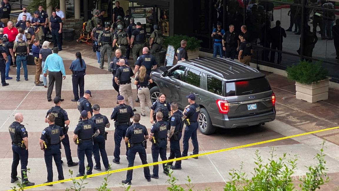 $!El personal de emergencia responde a un tiroteo en el edificio médico Natalie el miércoles 1 de junio de 2022 en Tulsa, Oklahoma.