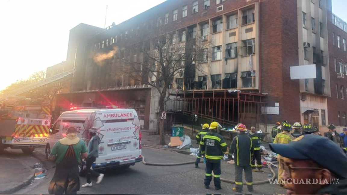 Más de 70 muertos deja incendio de edificio en Sudáfrica, serían gente sin hogar