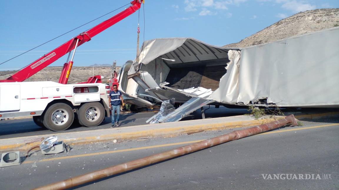 Tráiler vuelca en libramiento Óscar Flores Tapia, trasladan a chofer a hospital de Saltillo