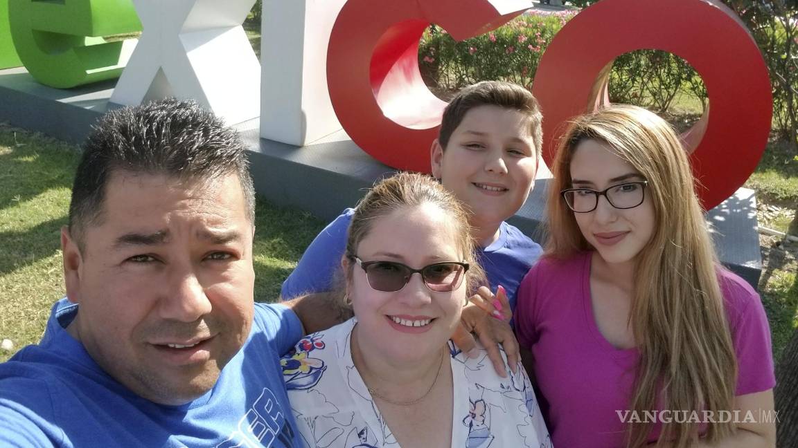 $!Sauceda, a la izquierda, con su esposa Nancy Valderrama Riveros, segunda desde la izquierda, y sus hijos Brayan Alexander y Jennifer Janneth en Monterey.