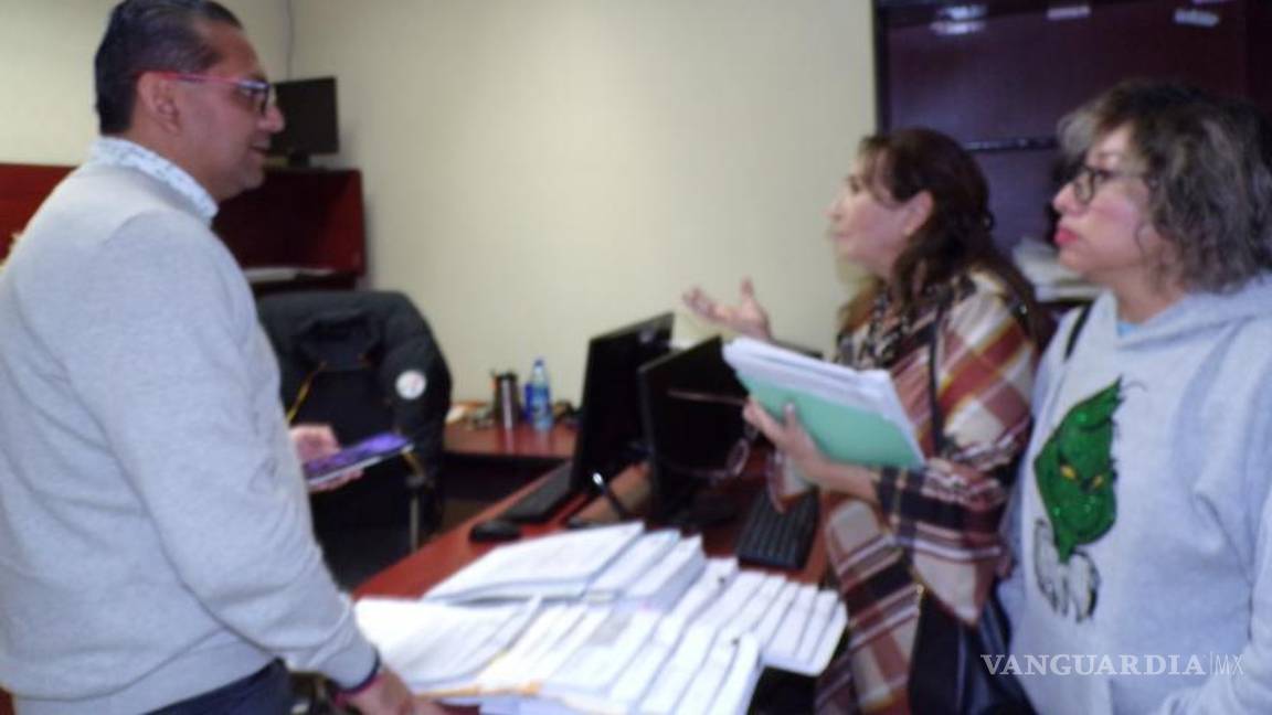 $!Hugo Leonel Salas recibió la denuncia, que turnará a la juez Perla Nájera.