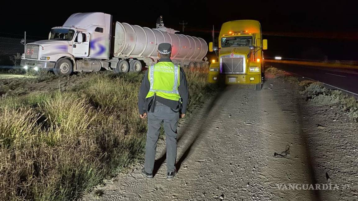Aseguran tractocamión con huachicol en la carretera Saltillo-Torreón; delincuente se da a la fuga