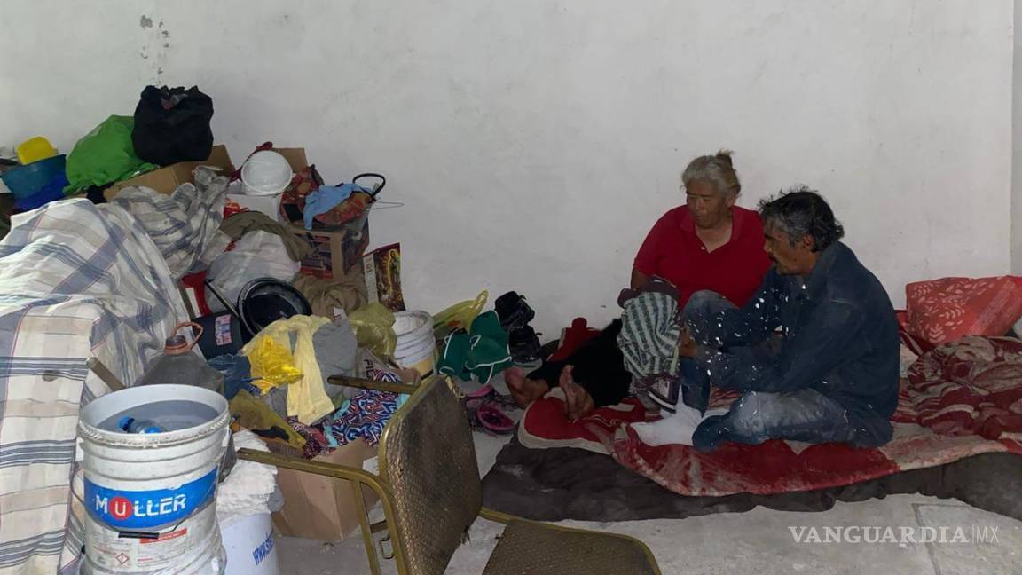 Comunidad de Saltillo se une y consiguen flete y hasta casa a pareja de adultos mayores desalojados