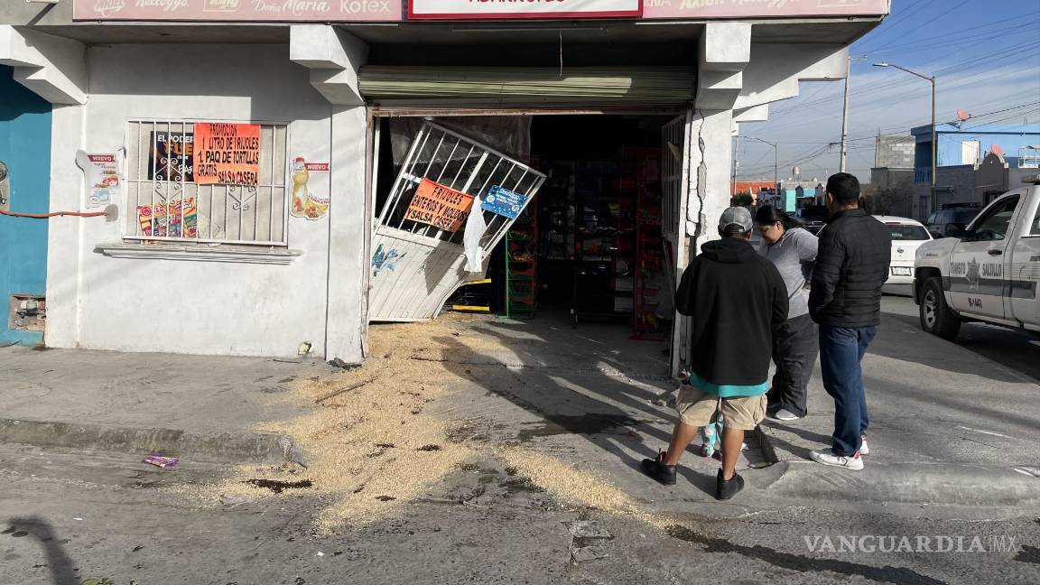 Madre pierde el control de su vehículo y choca contra ‘tiendita’ en Saltillo
