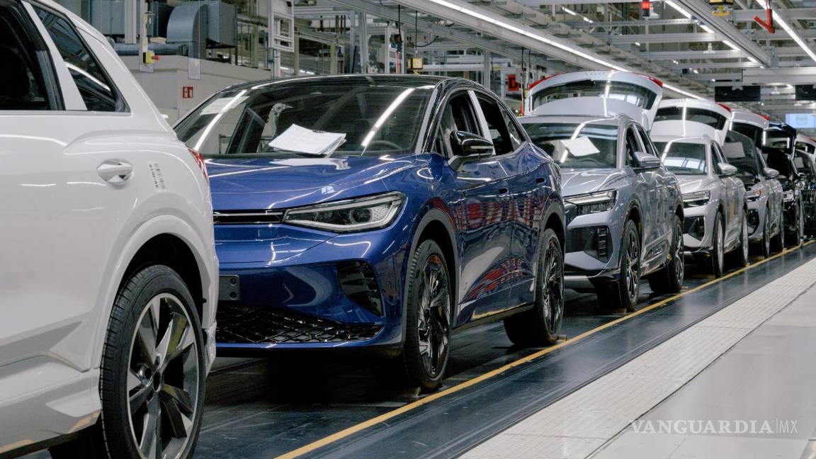 $!Vehículos eléctricos Volkswagen y Audi en la línea de montaje de la fábrica de Volkswagen en Zwickau, Alemania.