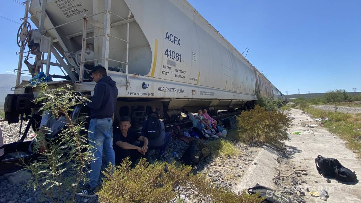 Migrantes bajan del tren en Monclova y continúan caminando hacia la frontera con Estados Unidos