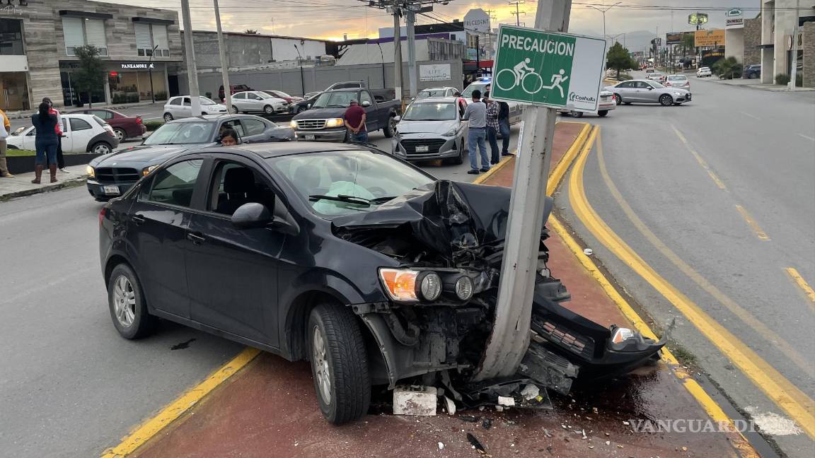 Por ir a exceso de velocidad, vehículo se estrella contra luminaria y casi la derriba en Saltillo