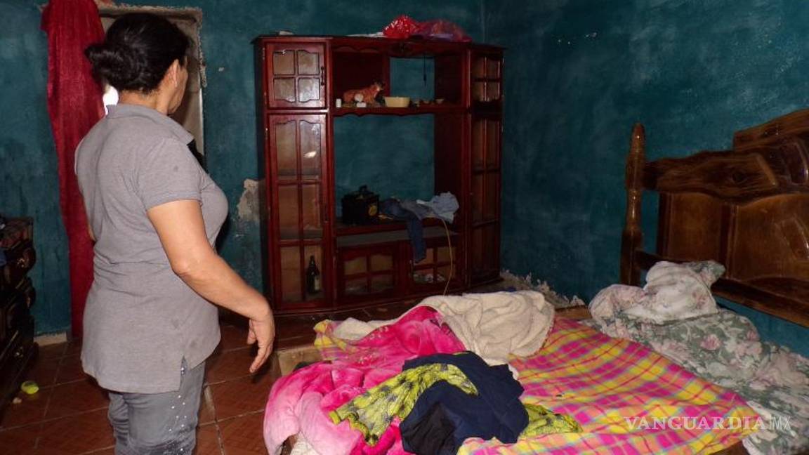$!Ricarda muestra los muebles hinchados y las paredes mojadas de su casa tras las lluvias.
