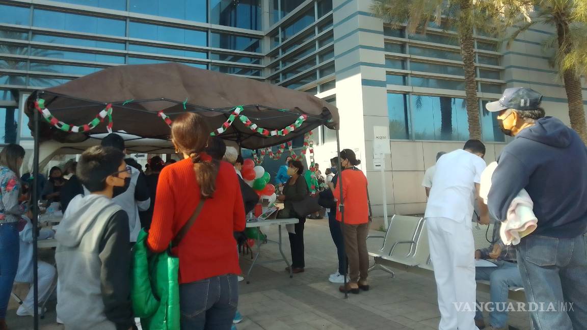 Realizan feria de la salud en ISSSTE de Saltillo; atienden a derechohabientes y público en general